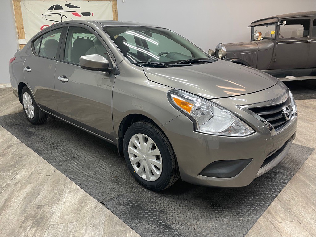 2017 Nissan Versa Image 3