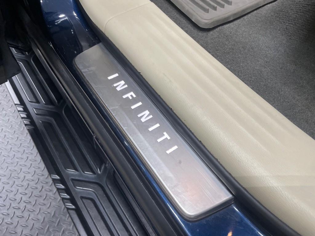 2017 INFINITI QX80 Image 36