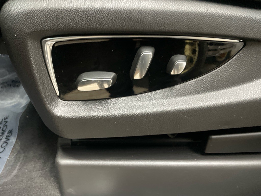 2016 Cadillac Escalade Image 17