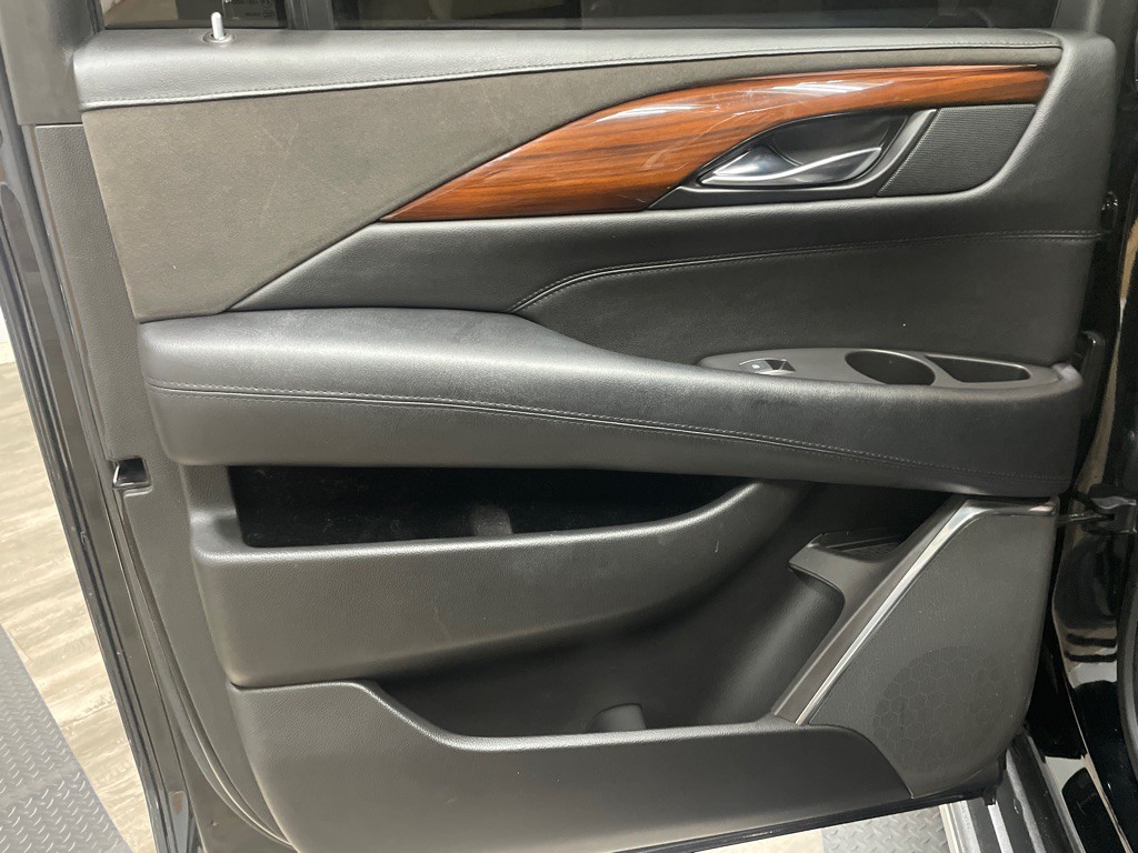 2016 Cadillac Escalade Image 32