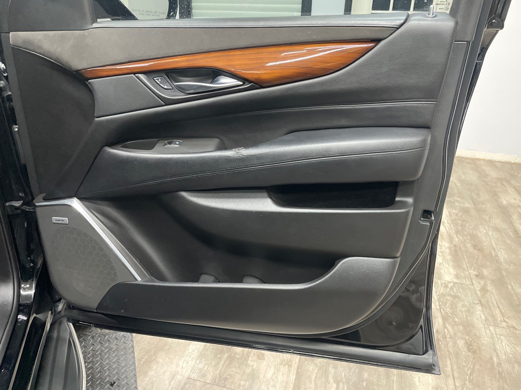 2016 Cadillac Escalade Image 43