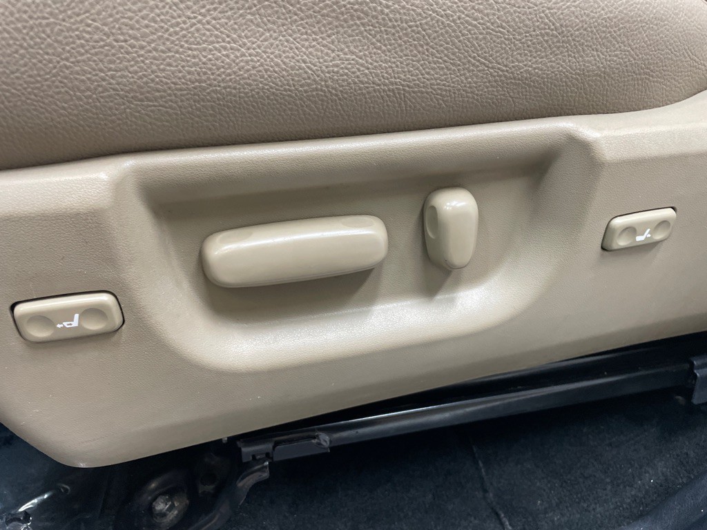 2015 Toyota Sequoia Image 17