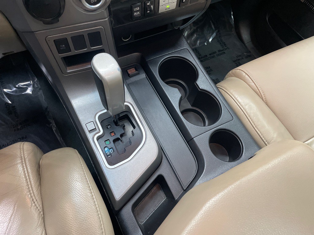 2015 Toyota Sequoia Image 28