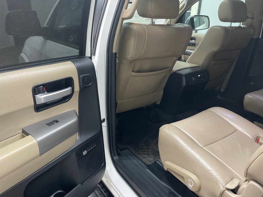 2015 Toyota Sequoia Image 30
