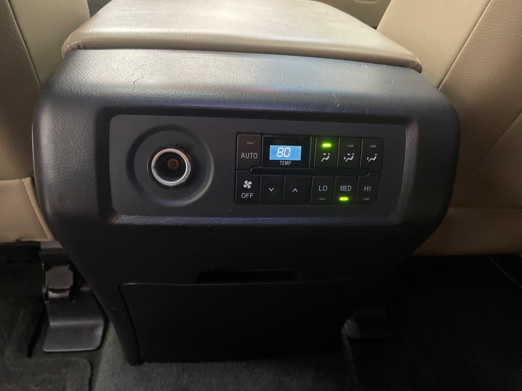 2015 Toyota Sequoia Image 35