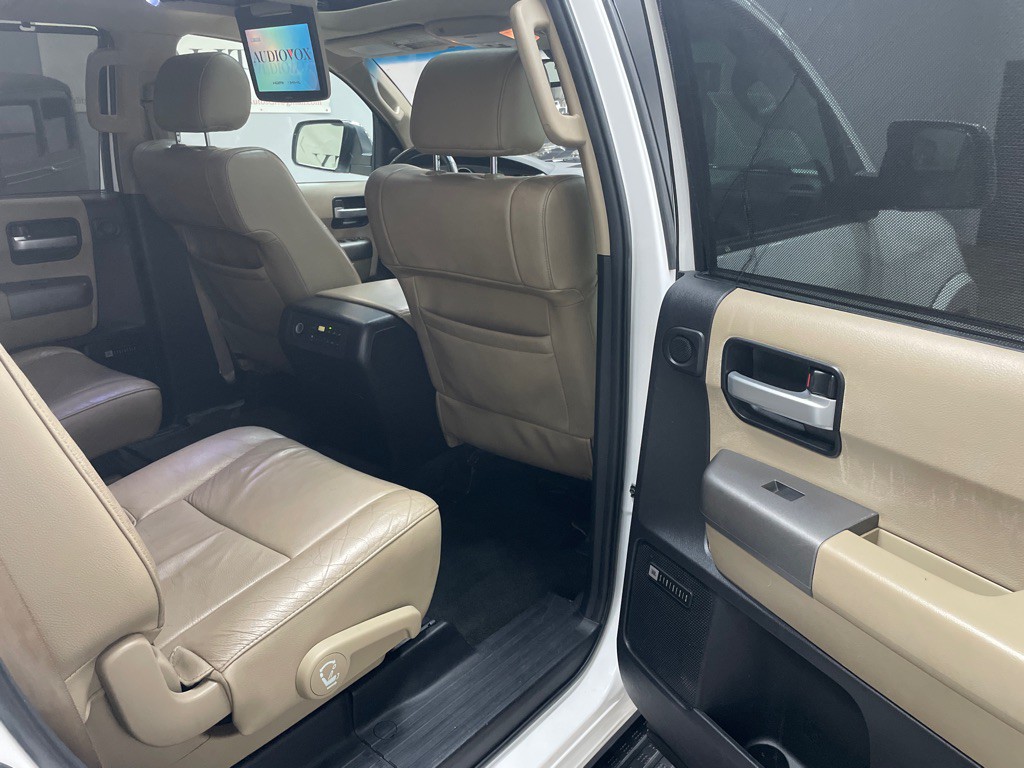 2015 Toyota Sequoia Image 36