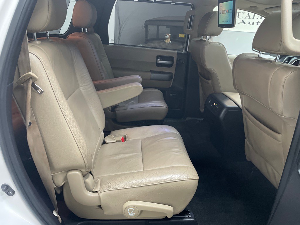 2015 Toyota Sequoia Image 38