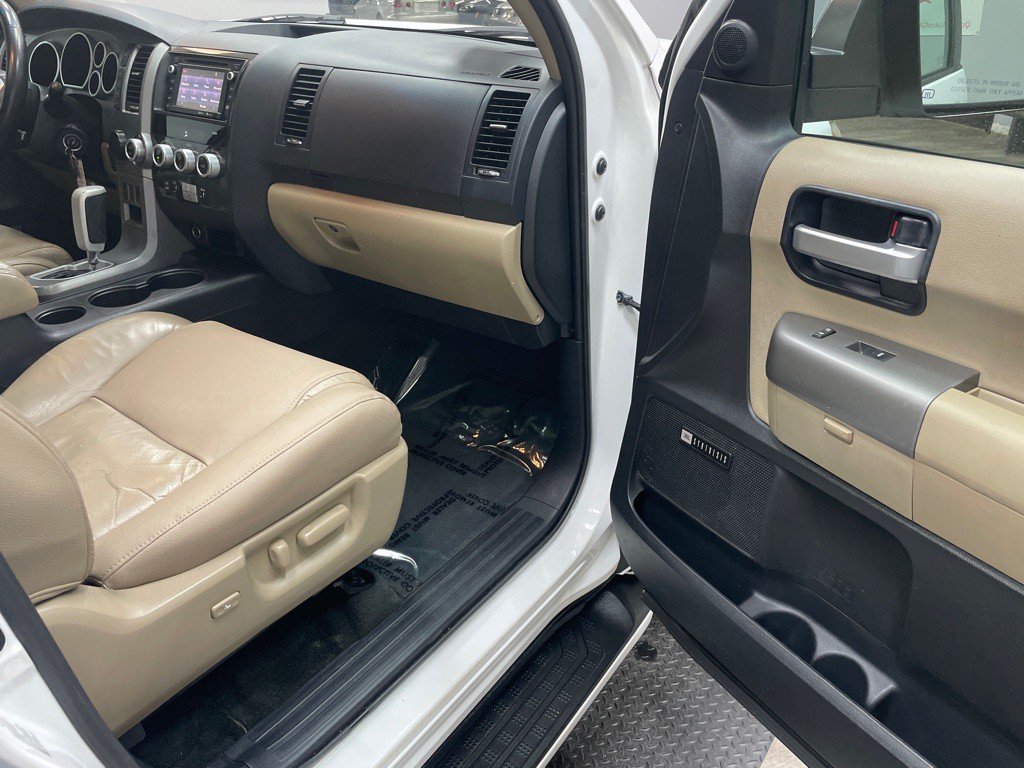 2015 Toyota Sequoia Image 40