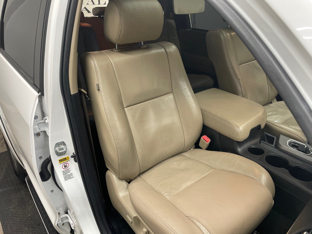 2015 Toyota Sequoia Image 43