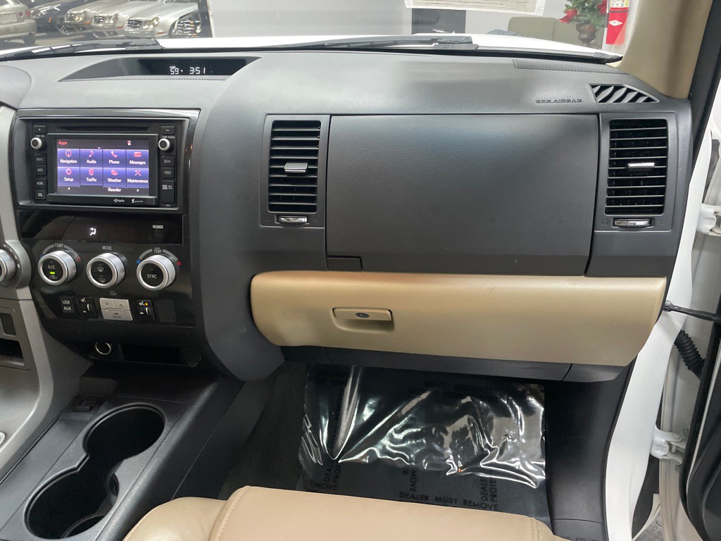 2015 Toyota Sequoia Image 44