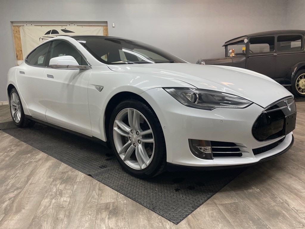 2015 Tesla Model S Image 3