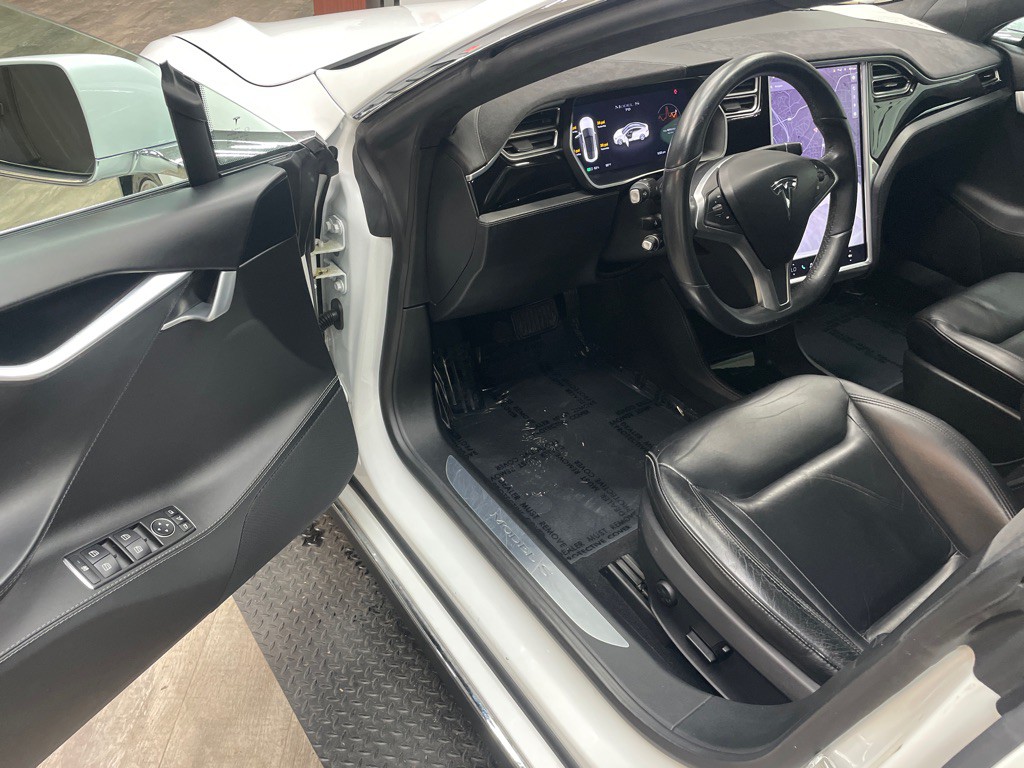 2015 Tesla Model S Image 14