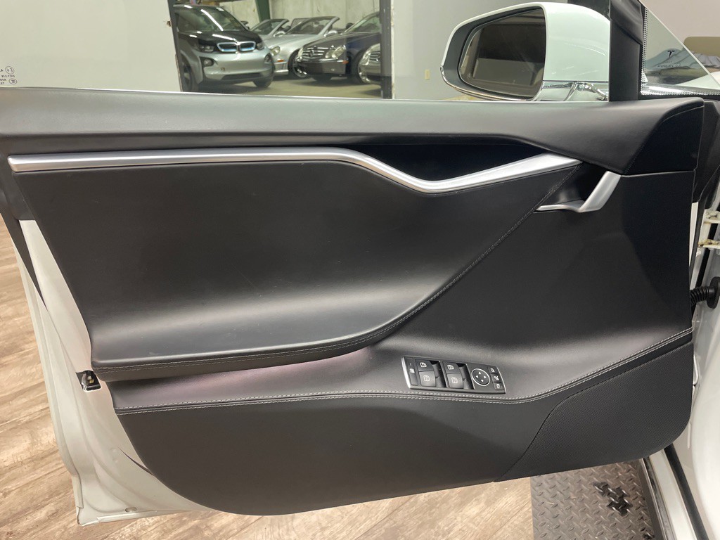 2015 Tesla Model S Image 15