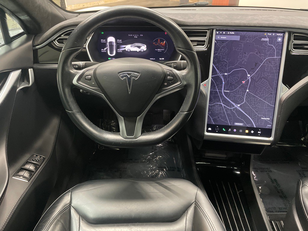 2015 Tesla Model S Image 18