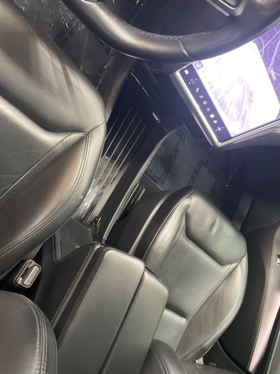 2015 Tesla Model S Image 24