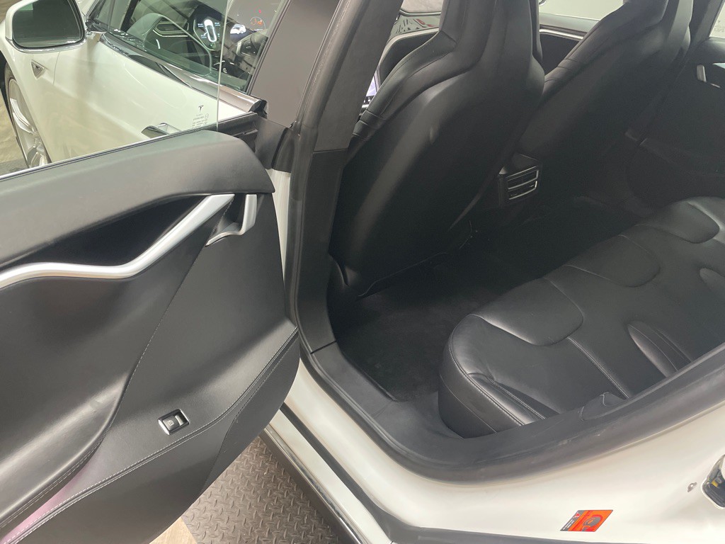 2015 Tesla Model S Image 26