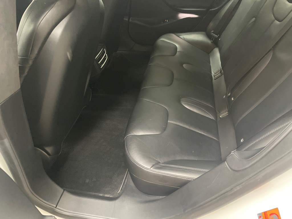 2015 Tesla Model S Image 28