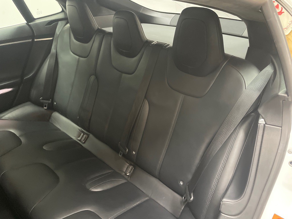 2015 Tesla Model S Image 29