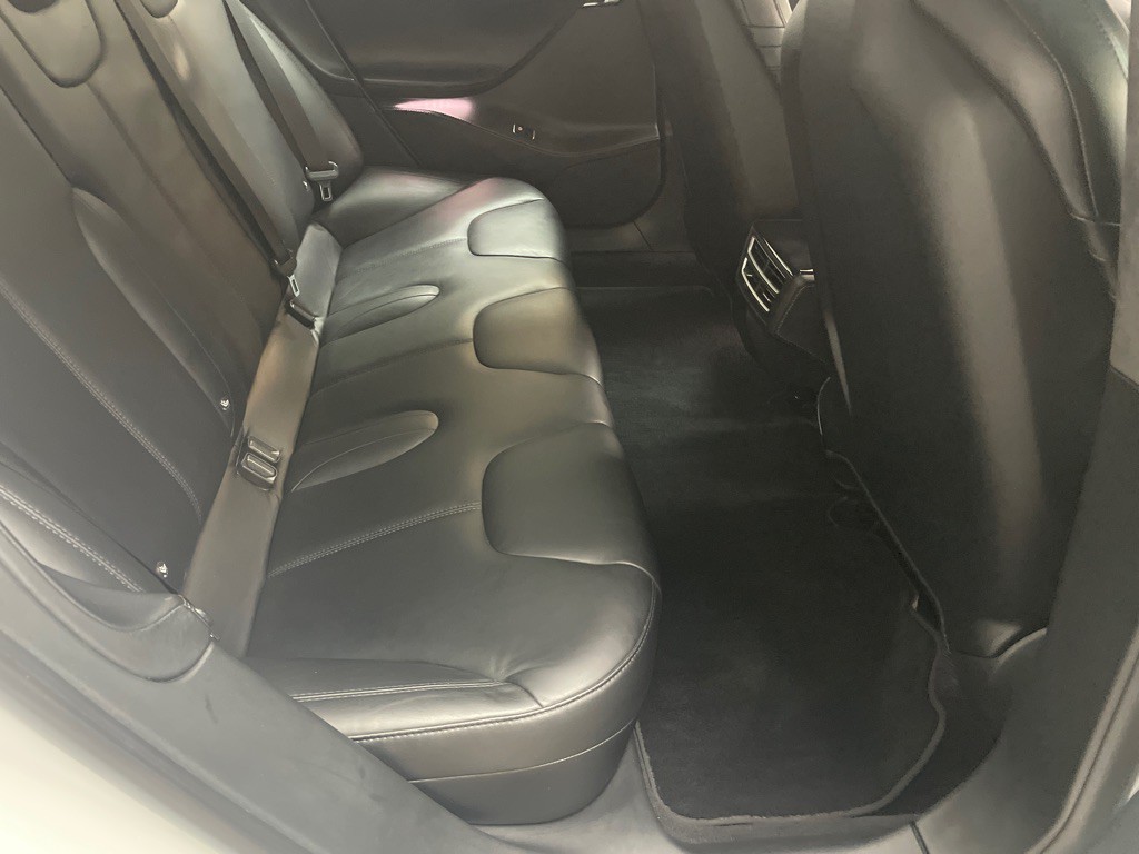 2015 Tesla Model S Image 32