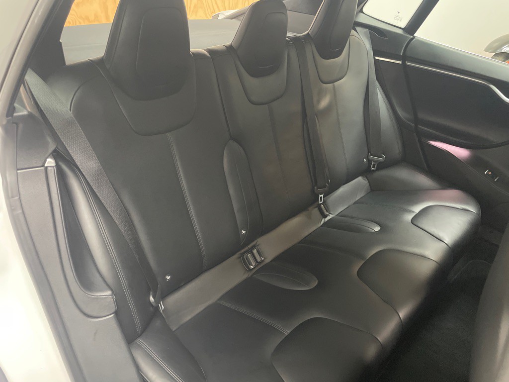 2015 Tesla Model S Image 33
