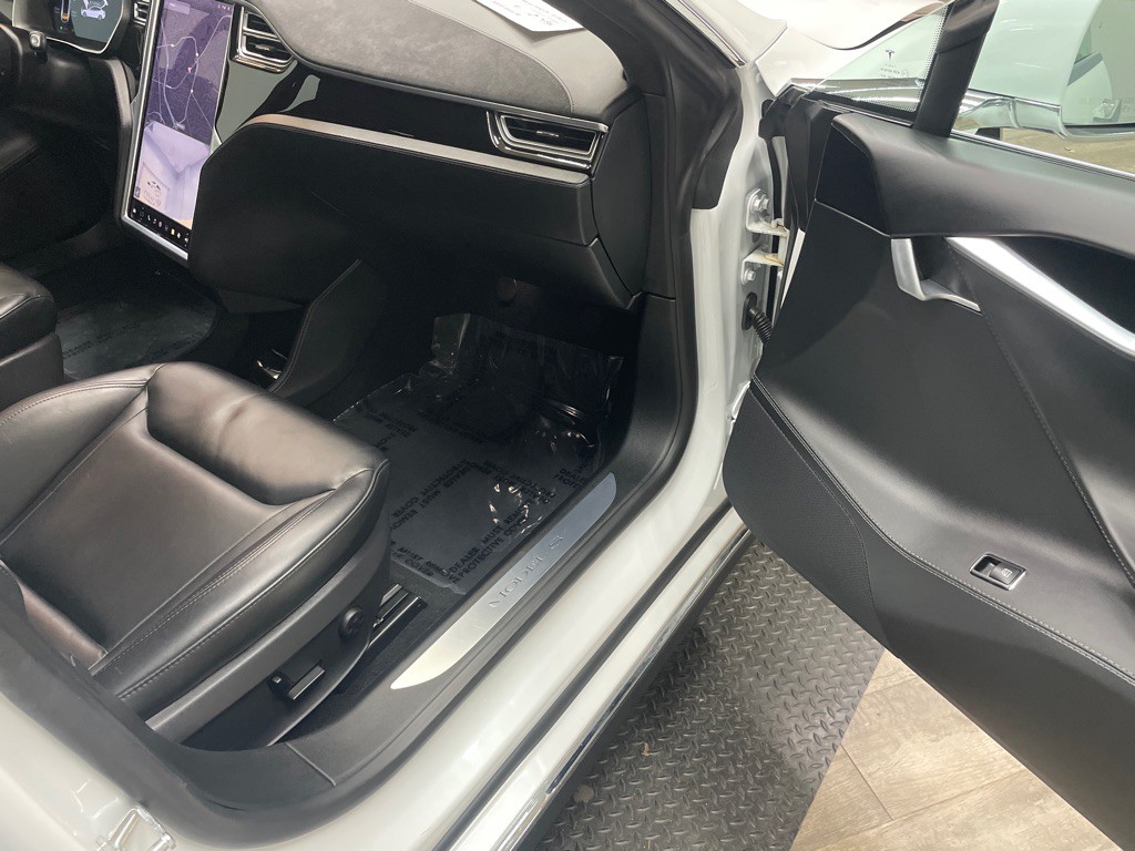 2015 Tesla Model S Image 34