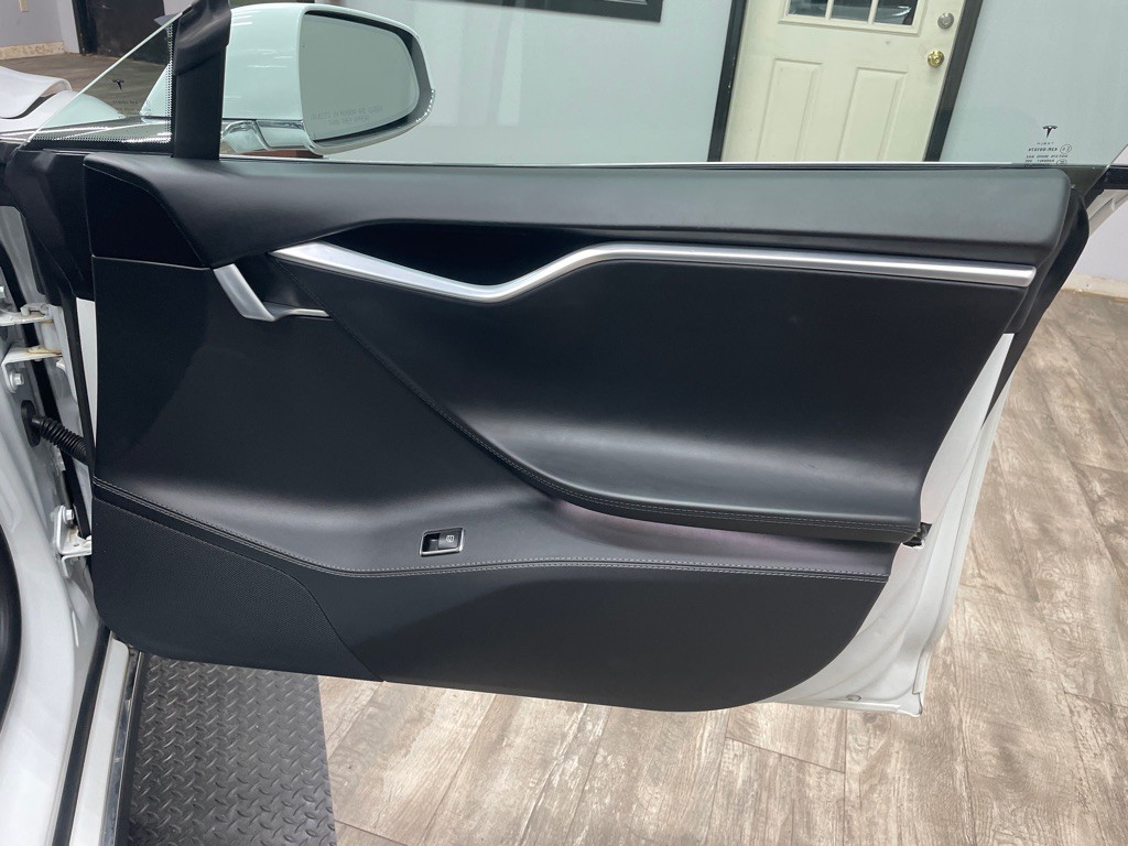 2015 Tesla Model S Image 35