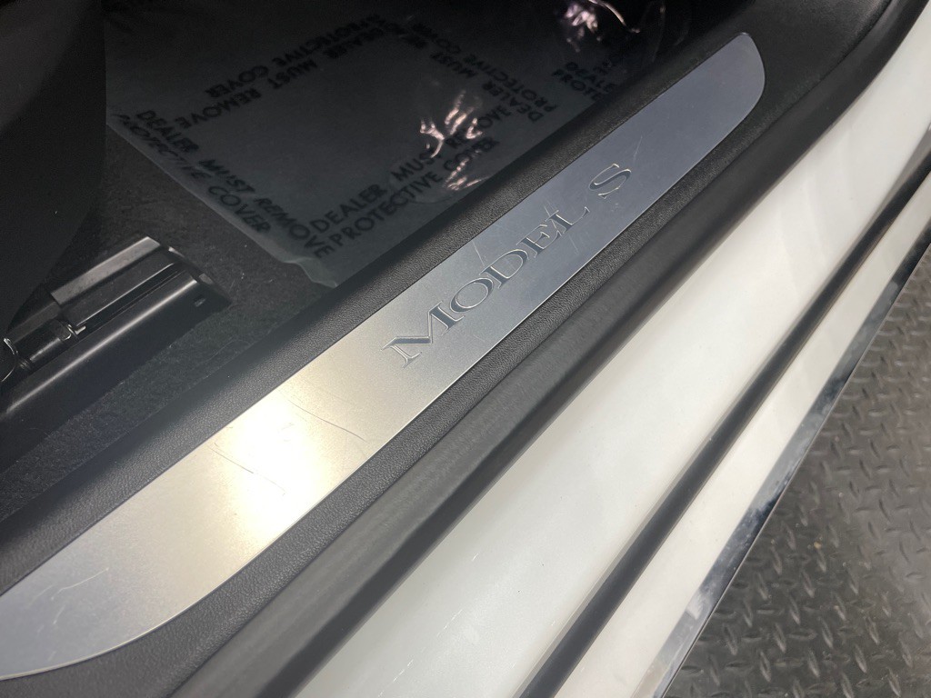 2015 Tesla Model S Image 36