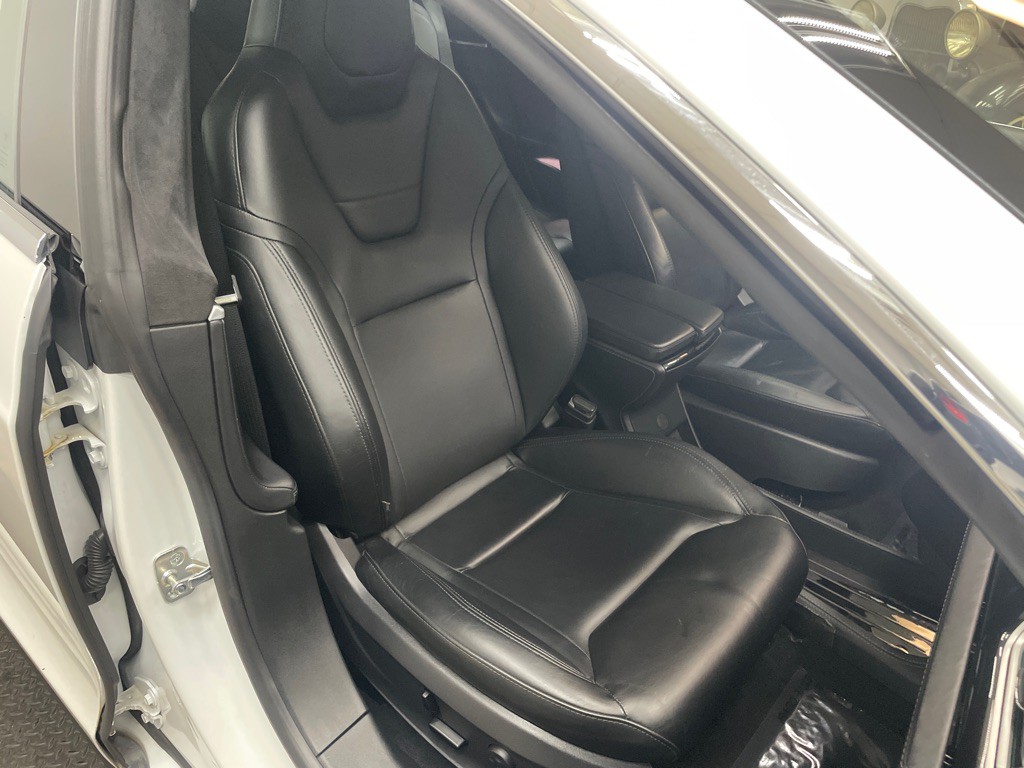 2015 Tesla Model S Image 38