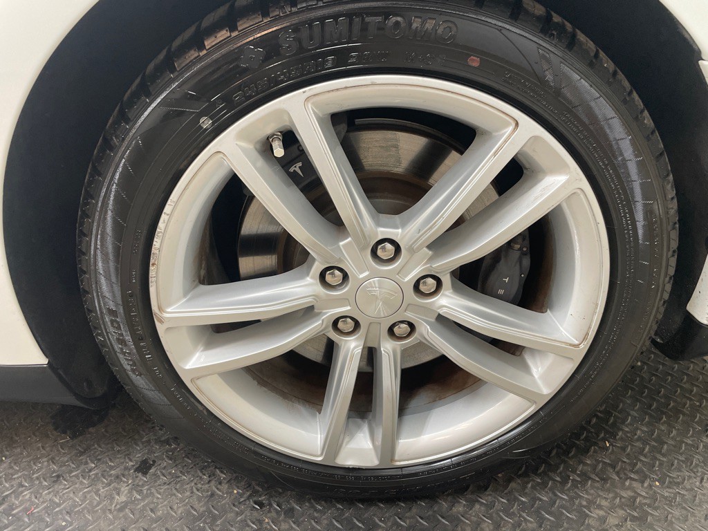 2015 Tesla Model S Image 46