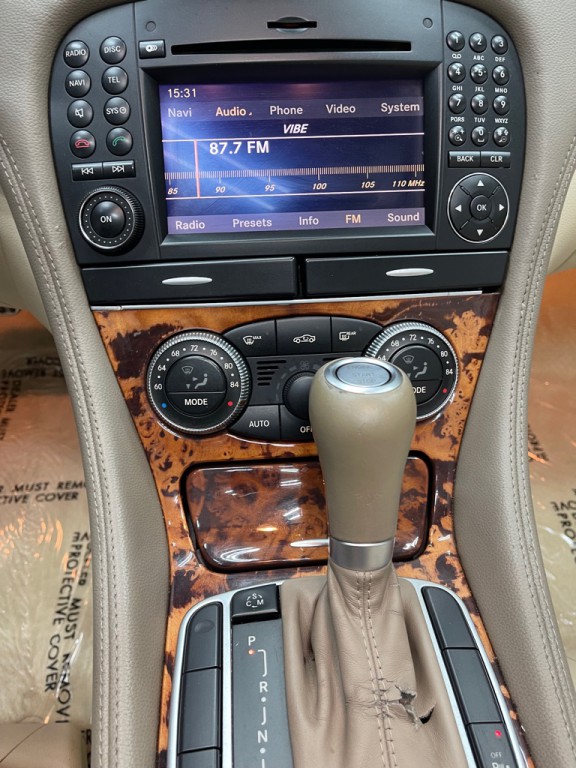 2011 Mercedes-Benz SL-Class Image 24