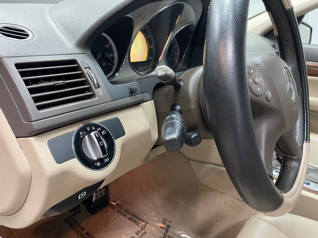 2010 Mercedes-Benz C-Class Image 25