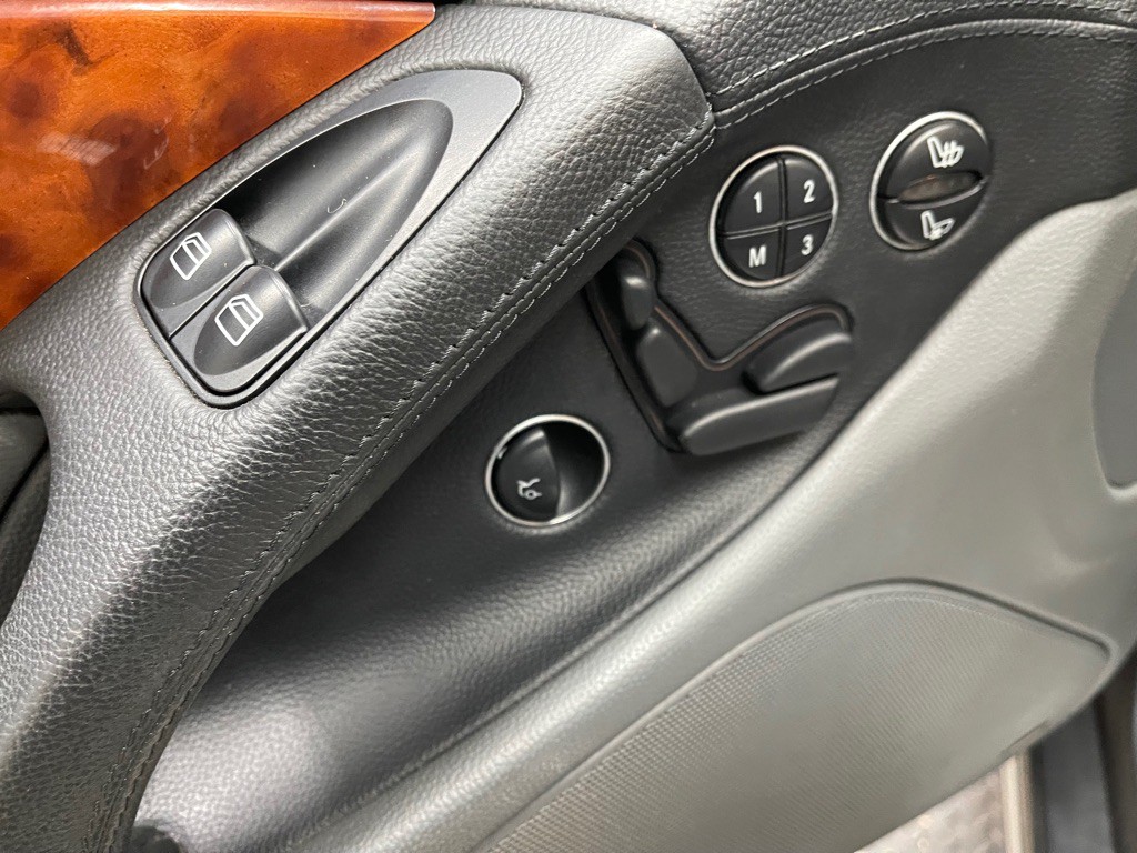 2004 Mercedes-Benz SL-Class Image 27