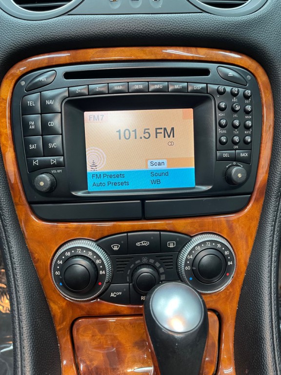 2004 Mercedes-Benz SL-Class Image 32