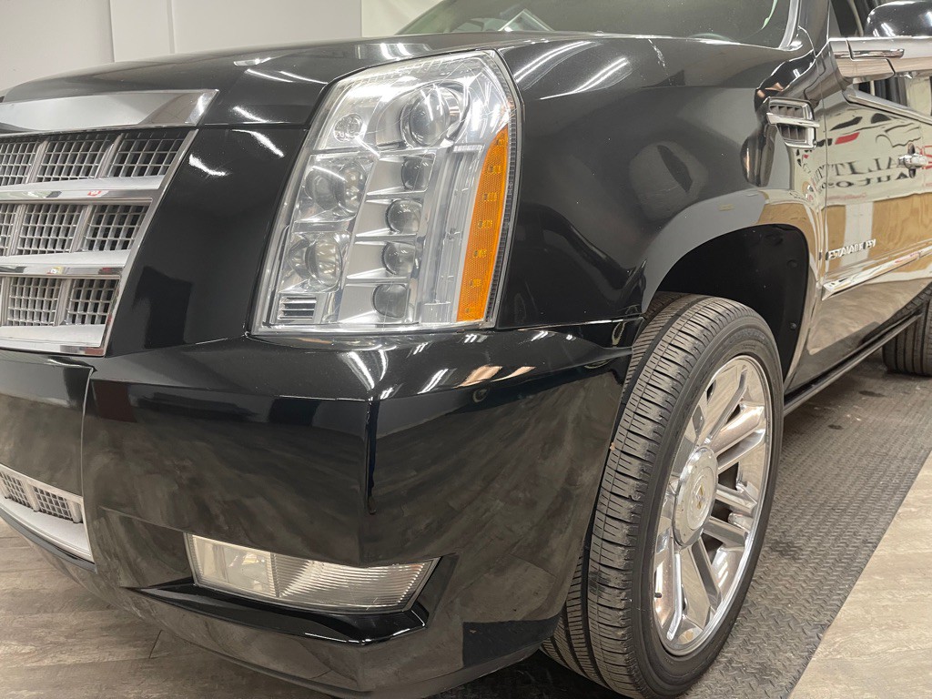 2011 Cadillac Escalade Image 12