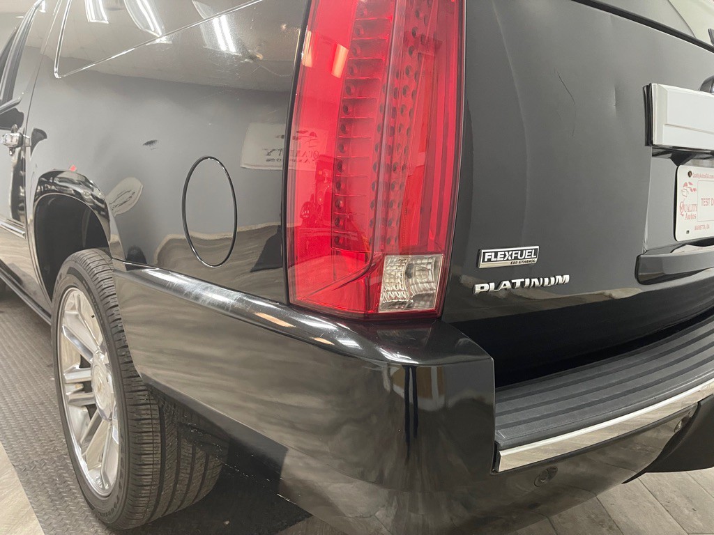 2011 Cadillac Escalade Image 18