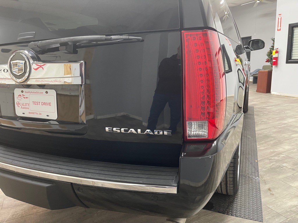 2011 Cadillac Escalade Image 21