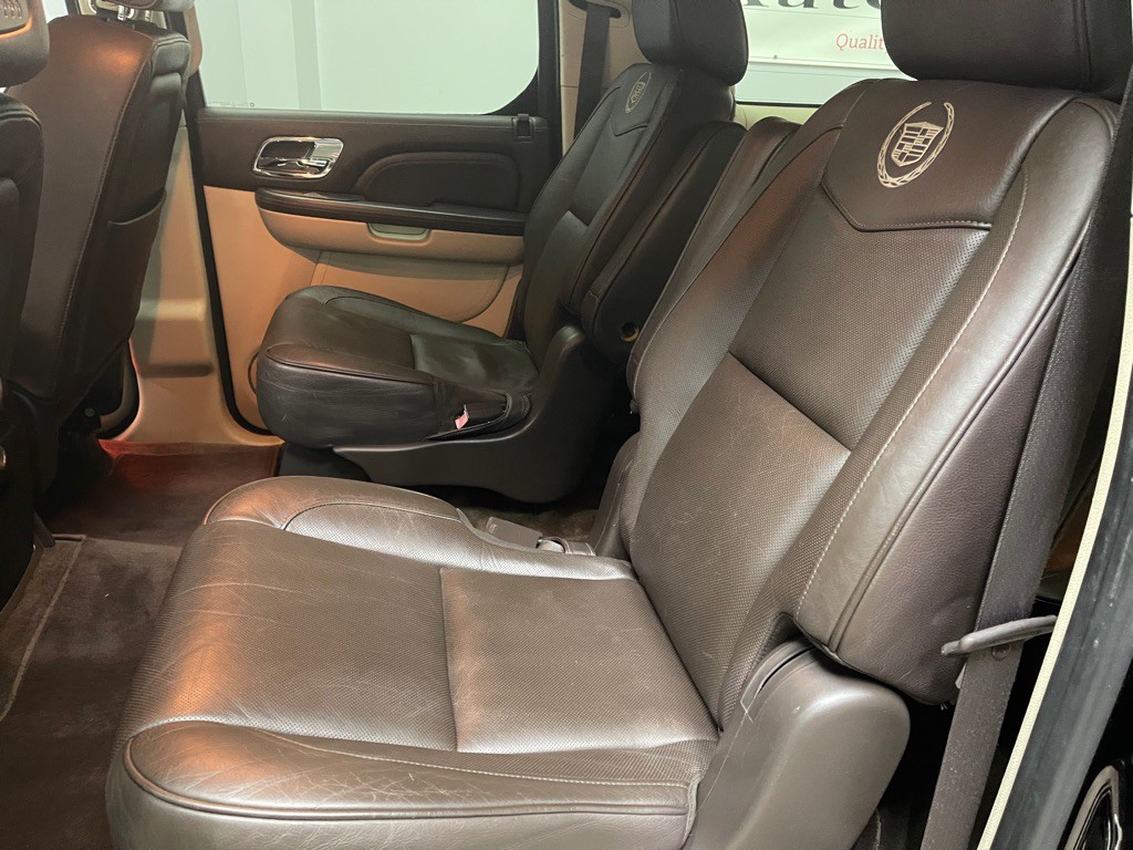 2011 Cadillac Escalade Image 28