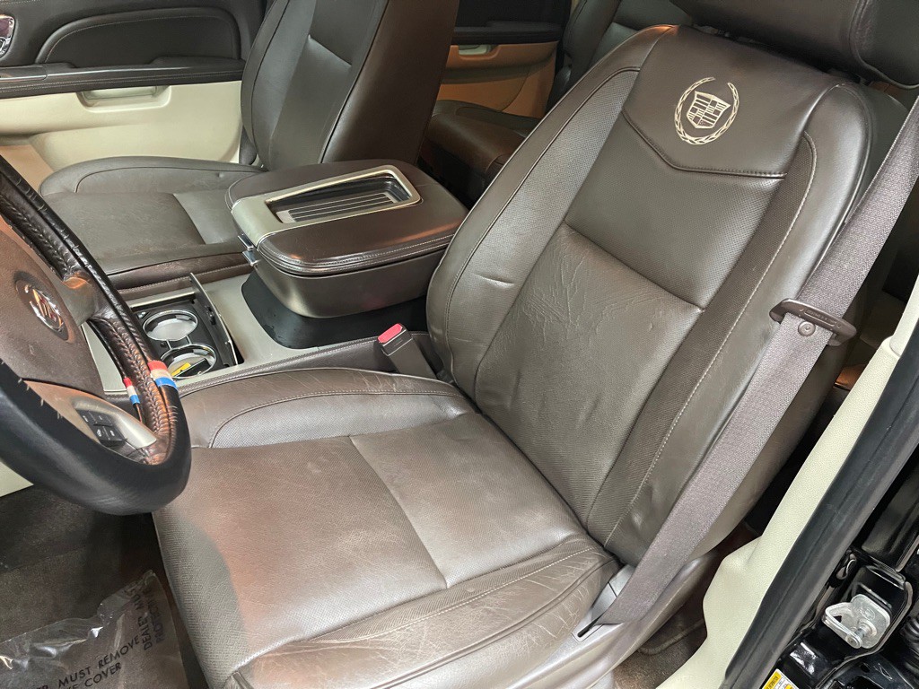 2011 Cadillac Escalade Image 30