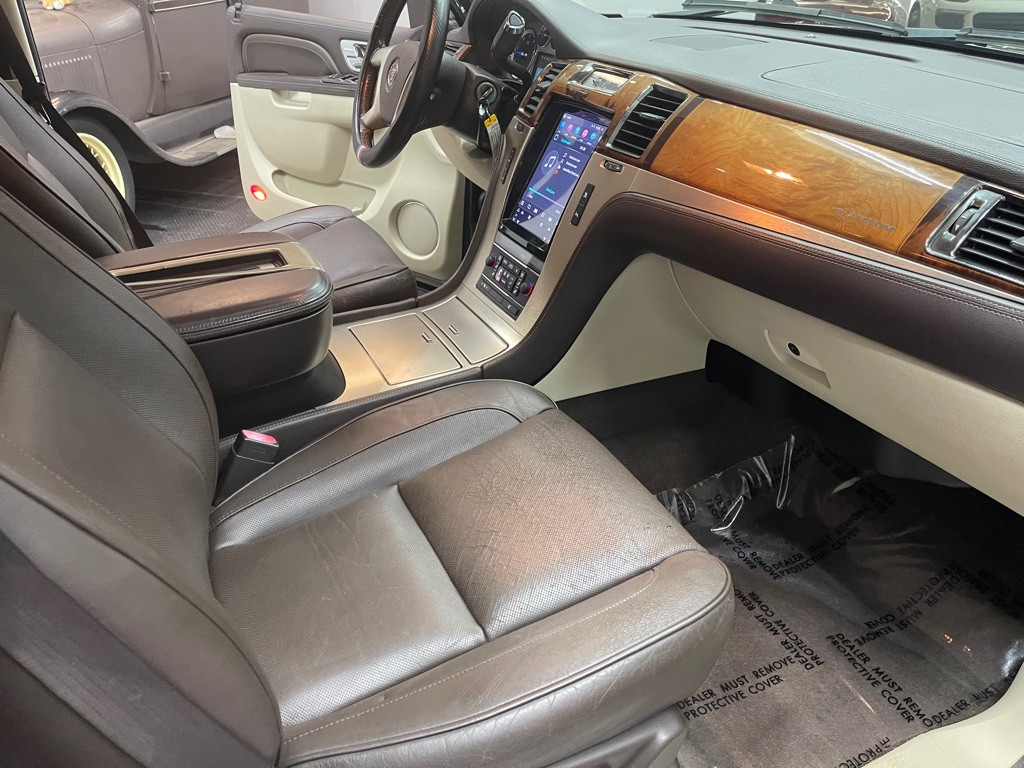 2011 Cadillac Escalade Image 38