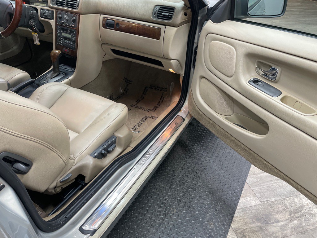 2004 Volvo C70 Image 30