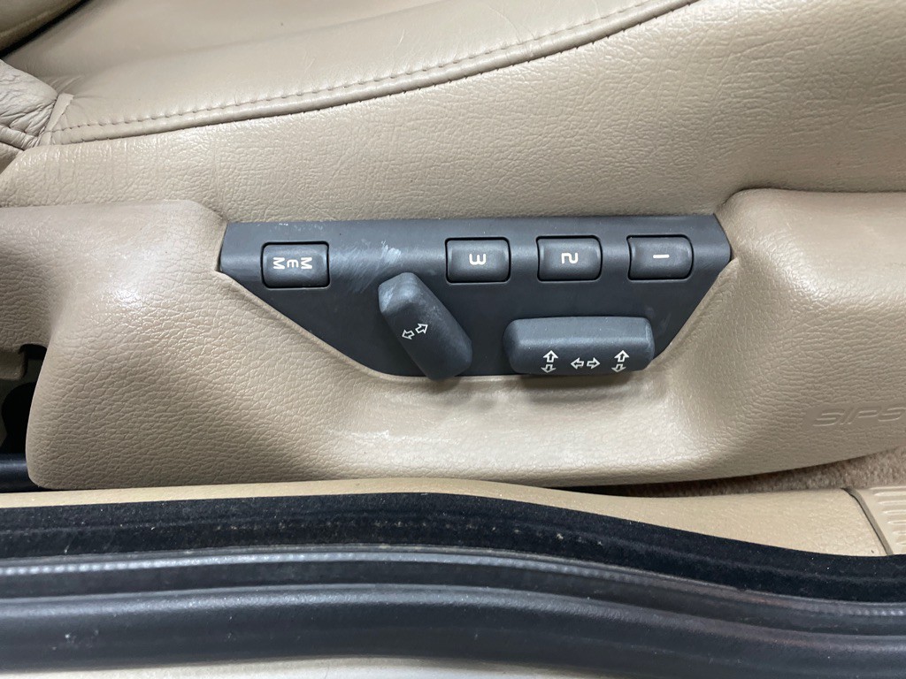 2004 Volvo C70 Image 32