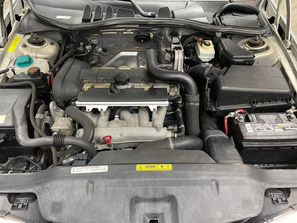 2004 Volvo C70 Image 40