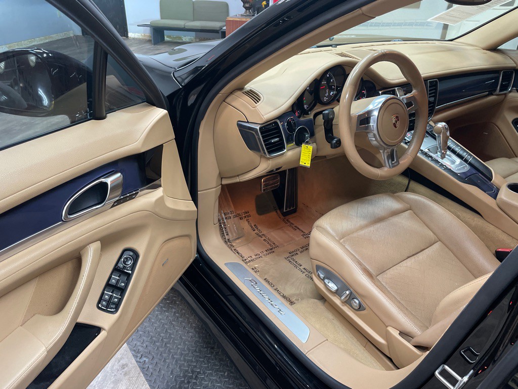 2012 Porsche Panamera Image 2
