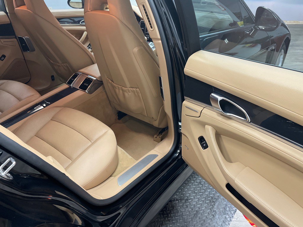 2012 Porsche Panamera Image 32