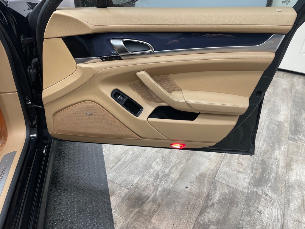 2012 Porsche Panamera Image 37