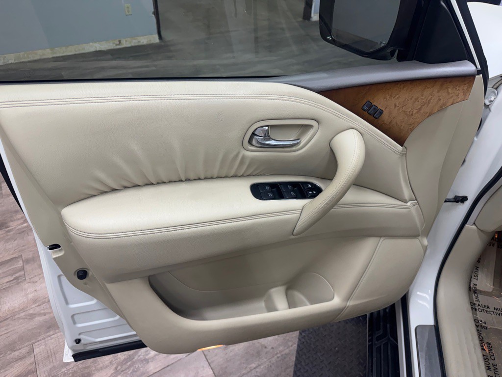 2011 INFINITI QX56 Image 17