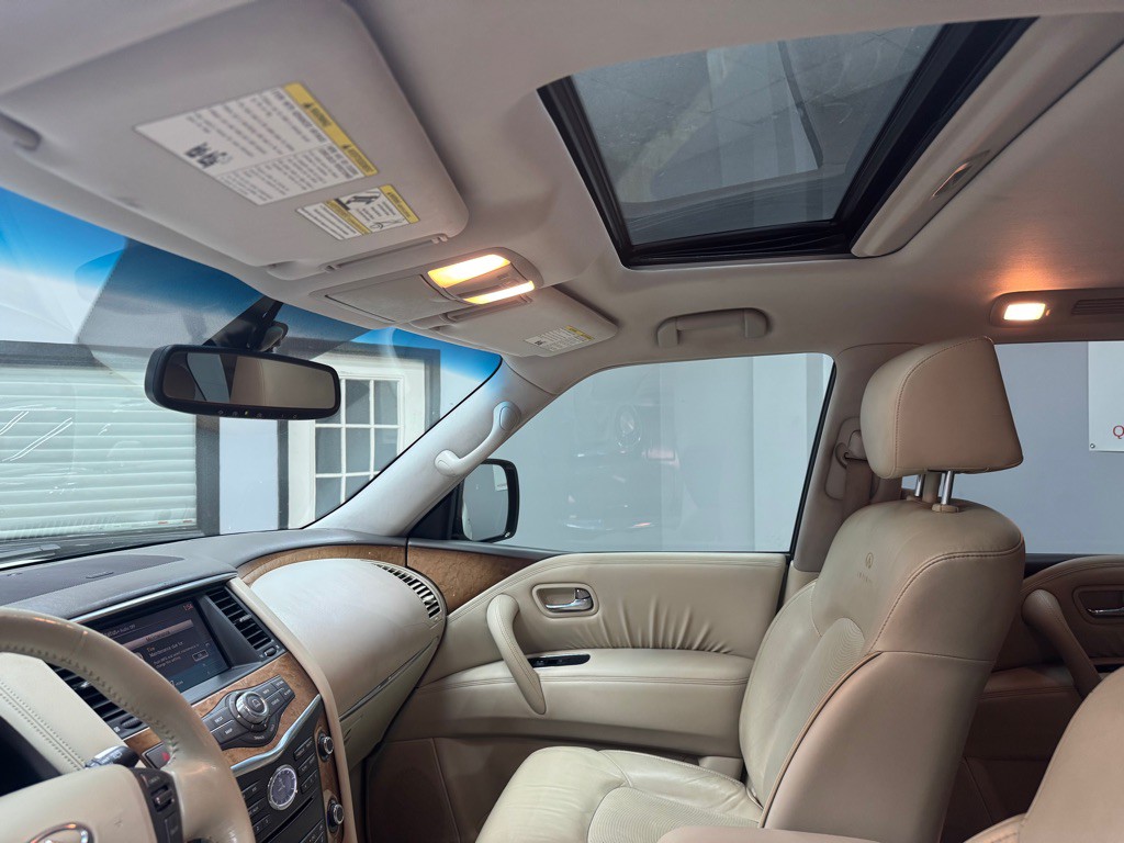 2011 INFINITI QX56 Image 24