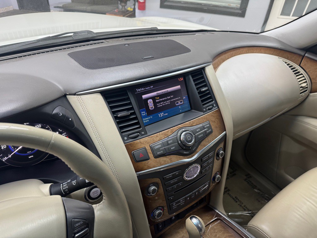 2011 INFINITI QX56 Image 30