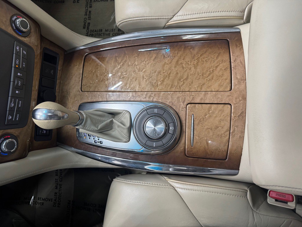 2011 INFINITI QX56 Image 36