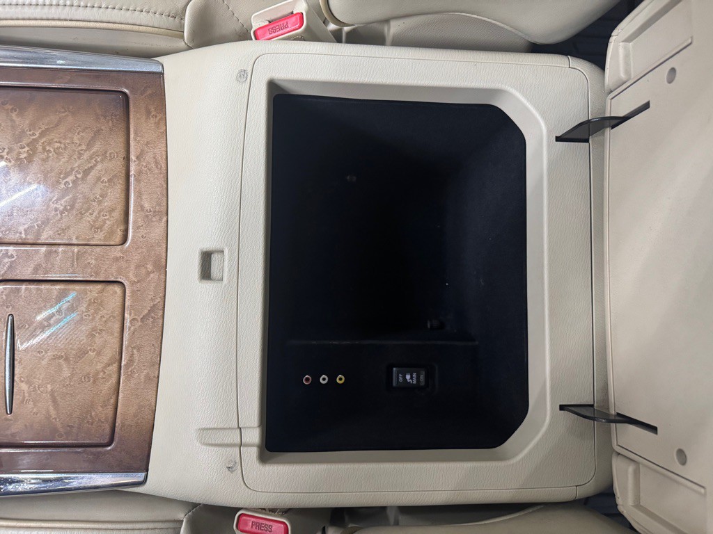 2011 INFINITI QX56 Image 39